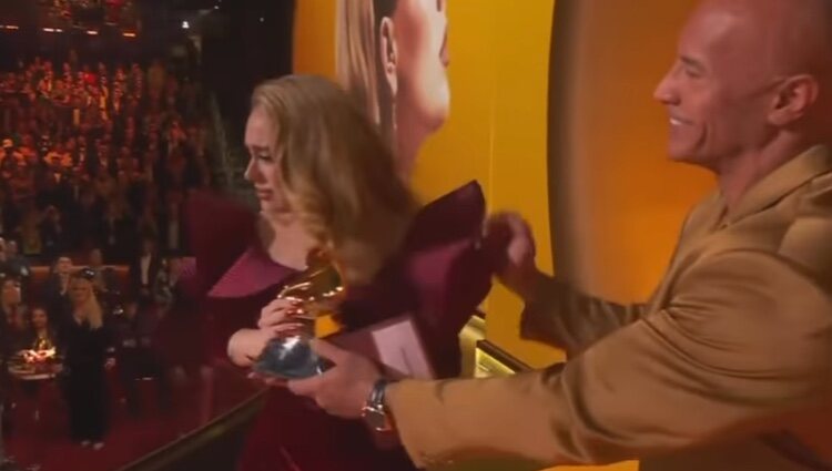 Dwayne Johnson le da el Grammy a Adele