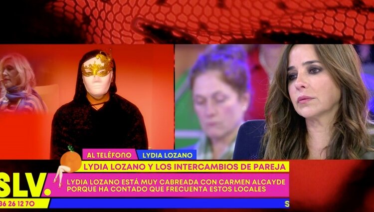 Carmen y el hombre enmascarado escuchando a Lydia | Foto: telecinco.es