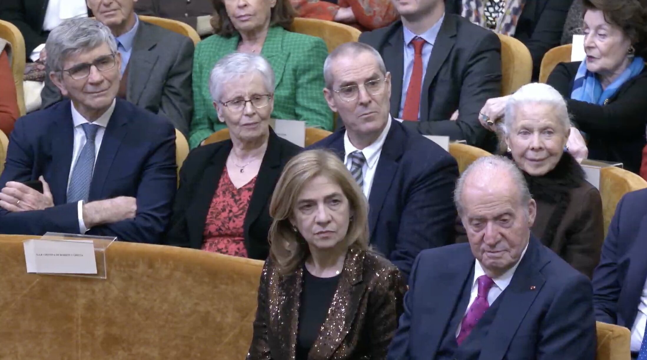 La Infanta Cristina y el Rey Juan Carlos en la ceremonia de ingreso de Mario Vargas Llosa en la Academia Francesa/ Foto: Youtube