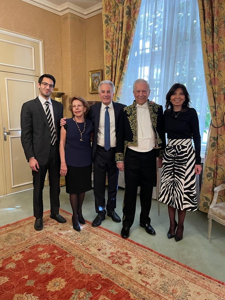 Mario Vargas Llosa y Patricia Llosa con su hijo Álvaro, su nuera y su nieto/ Foto: Twitter