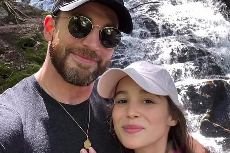 Chris Evans felicita a su novia, Alba Bapstista, por San Valentín | Foto: Instagram