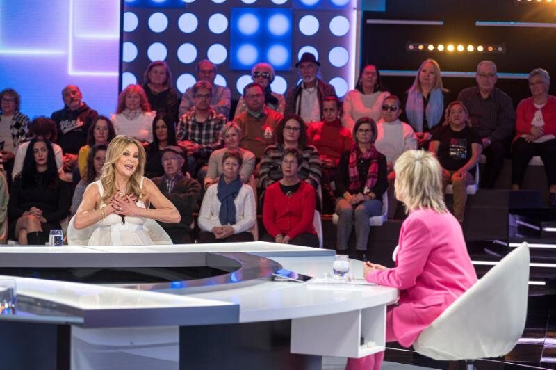 Ana Obregón hablando con Julia Otero en 'Días de tele'/ Foto: La 1