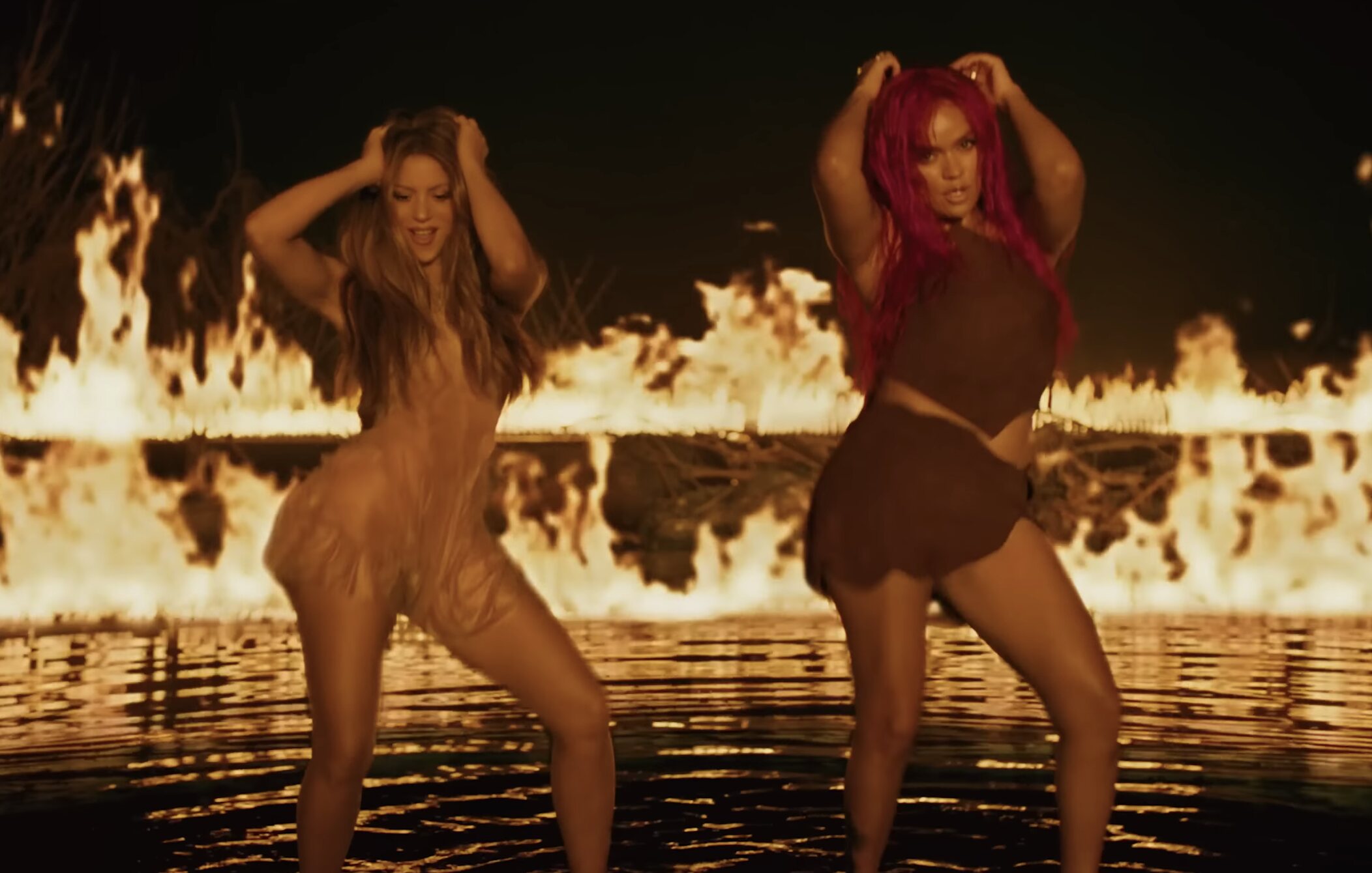 Shakira y Karol G en su videoclip de 'TQG'