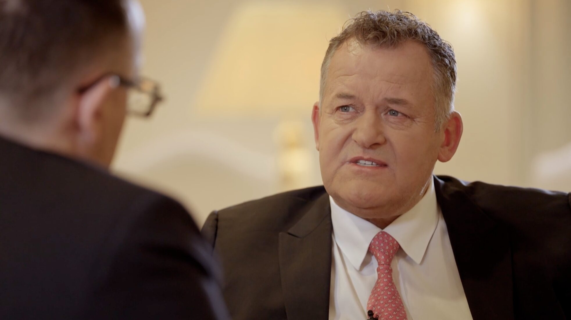 Paul Burrell, mayordomo de Lady Di y la Reina Isabel, en 'Viajando con Chéster' | Foto: Cuatro.com