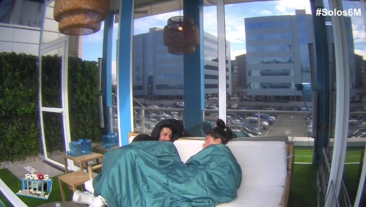 Hugo Paz y Lola Mencía hablando en la terraza del pisito de 'Solos'/ Foto: Telecinco