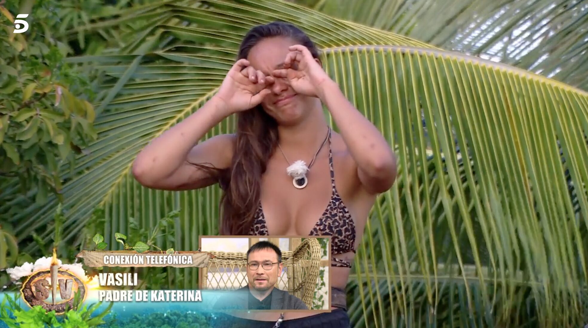 Katerina, derrumbada al hablar con su padre, decide seguir en 'Supervivientes' | Foto: Telecinco.es