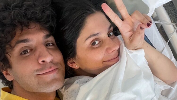 Tomás Páramo acompaña a María García de Jaime en el hospital | Foto: Instagram