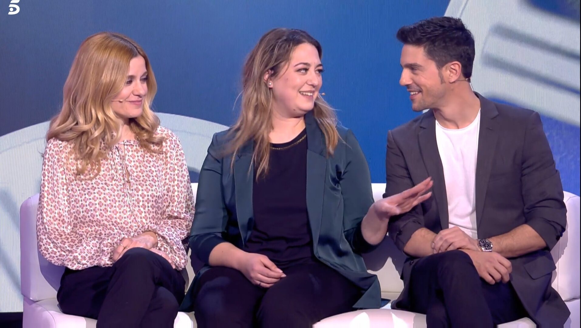 Los actores junto a Irene, su fan / Foto: Telecinco.es