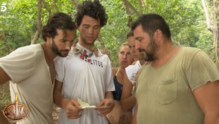 La organización les comunica las consecuencias por hacer fuego con trampas/ Foto: Telecinco