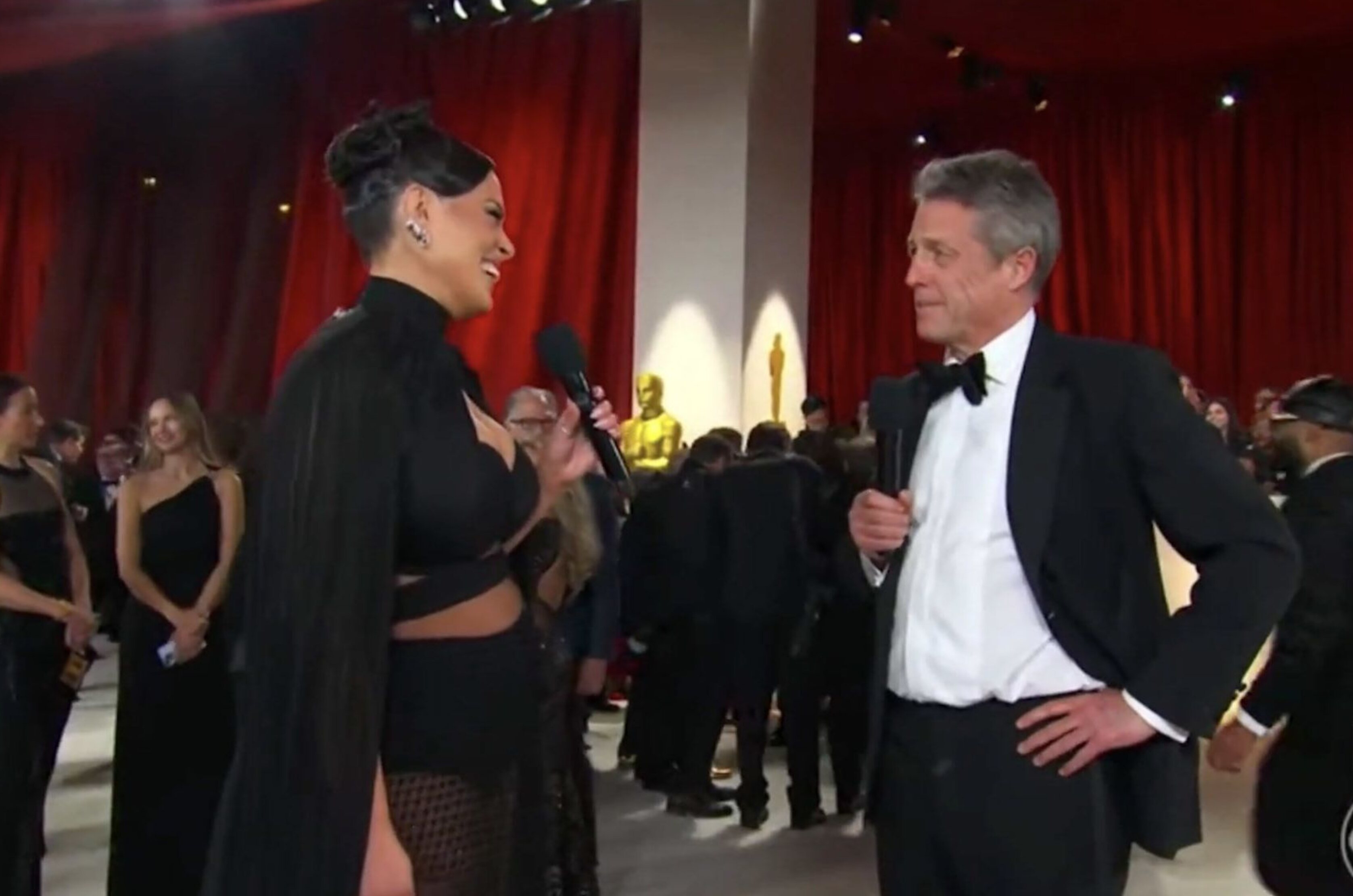 Ashley Graham durante su entrevista a Hugh Grant en los Premios Oscar 2023