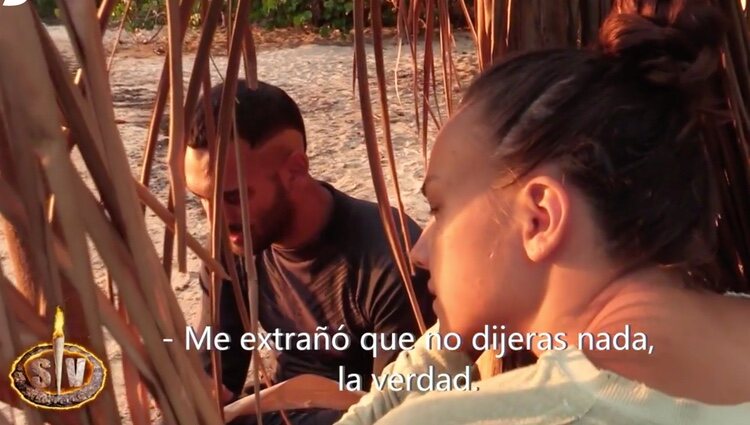 Manuel y Katerina hablando en la playa | Foto: telecinco.es