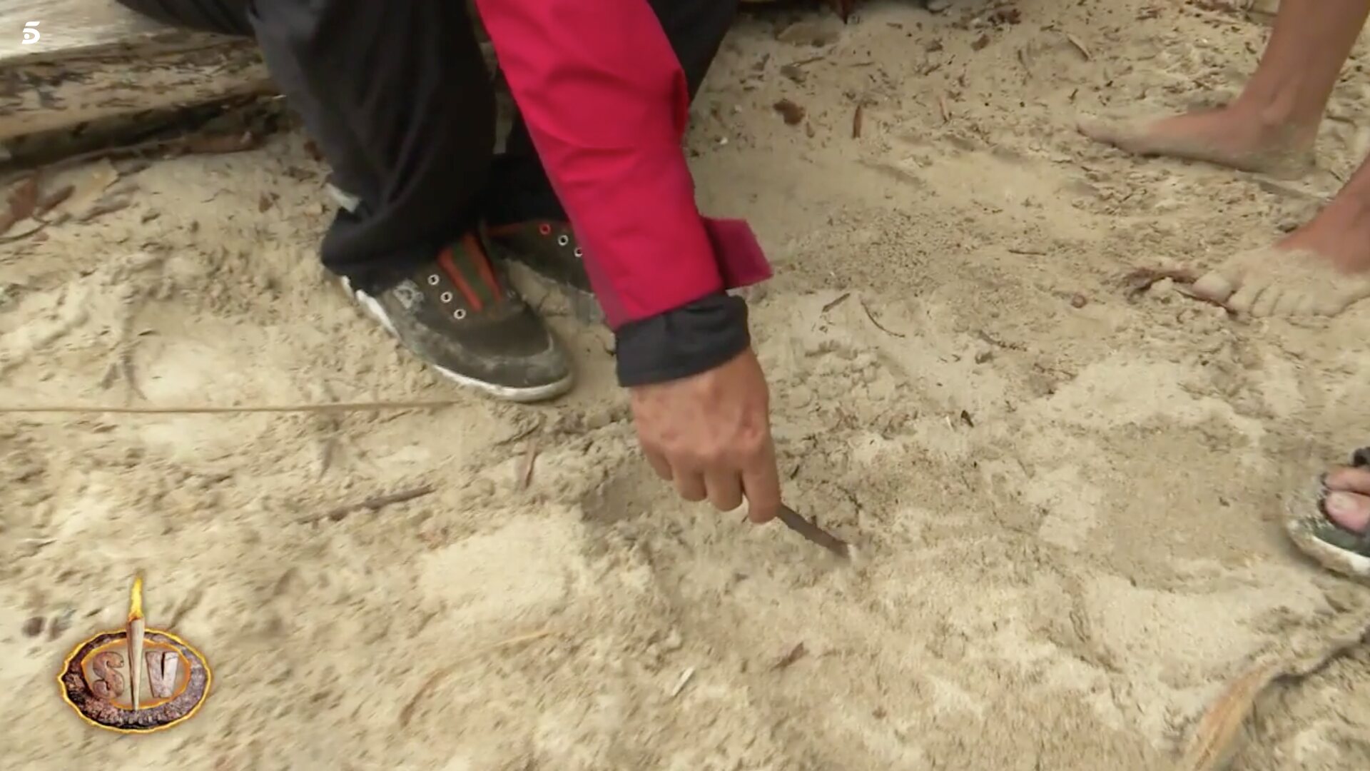 Los compañeros buscan el dedo de Bosco / Foto: Telecinco.es