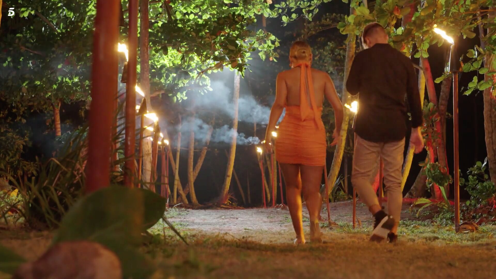 David y María en el camino de antorchas / Foto: Telecinco.es