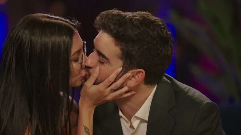 Adrián y Naomi se besan en el reencuentro | Foto: Telecinco.es