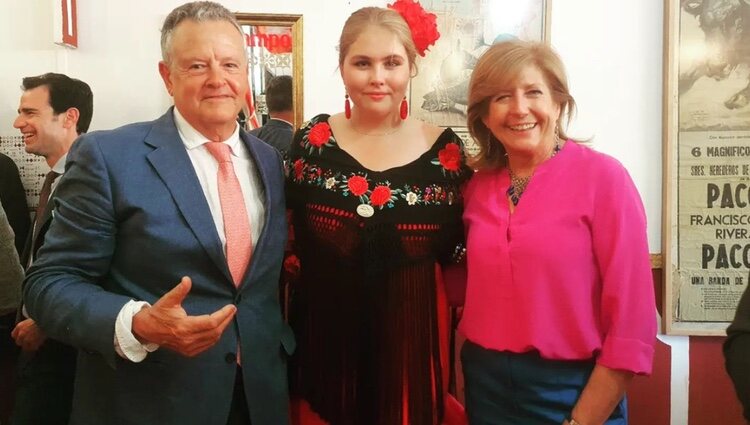 Amalia de Holanda con la diseñadora de su traje de flamenca