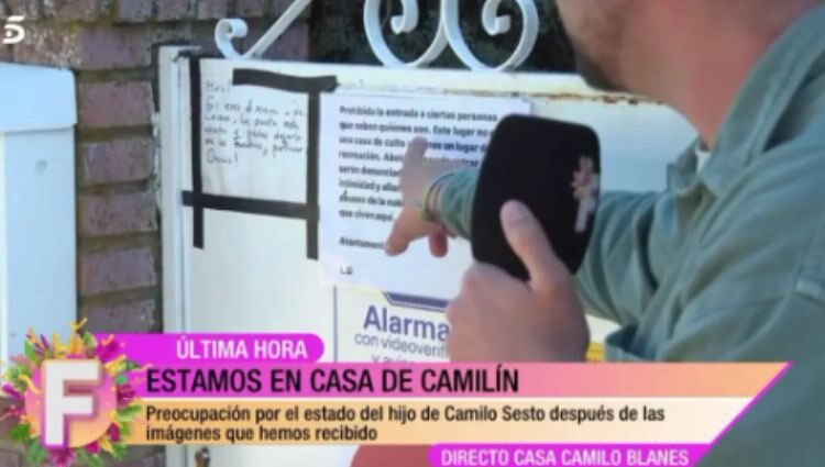 El extraño cartel que Lourdes Ornelas ha puesto en la puerta de la casa de su hijo/ Foto: Telecinco