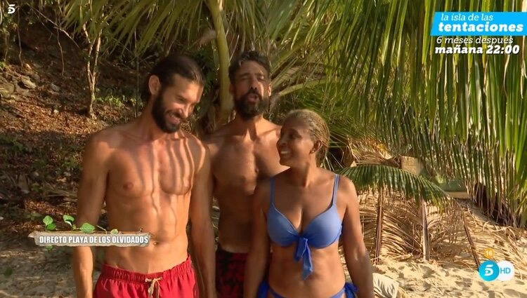 Arelys se despide de sus compañeros en Playa de los Olvidados | Foto: Telecinco