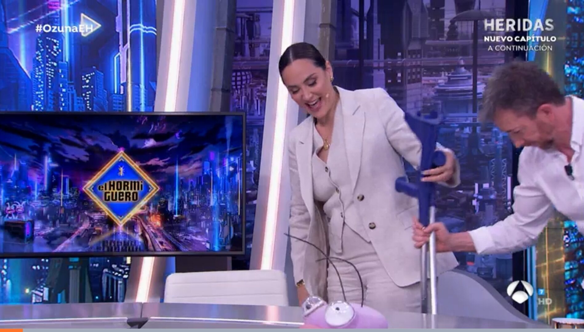 Tamara Falcó acude con muletas / Foto: Antena 3