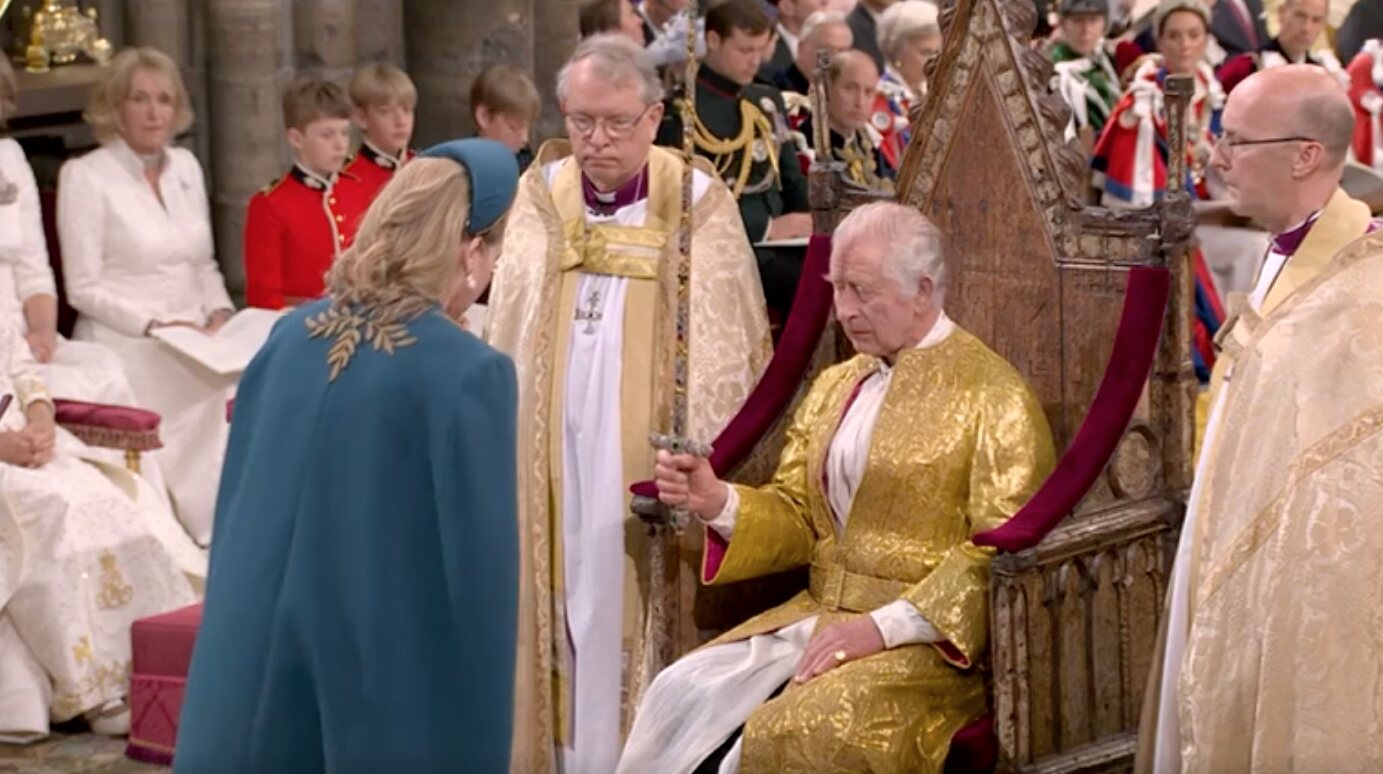 El Rey Carlos en la Silla de la Coronación con la Espada