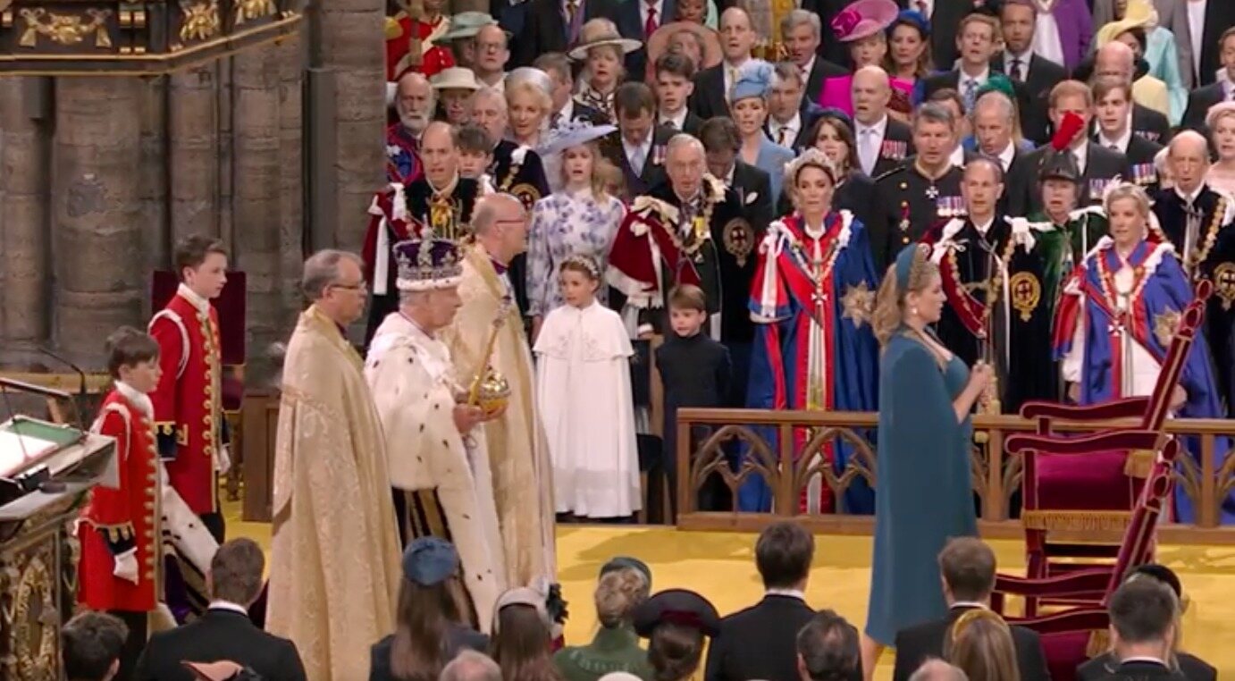 Carlos III, contemplado por la Familia Real Británica en el Servicio de la Coronación