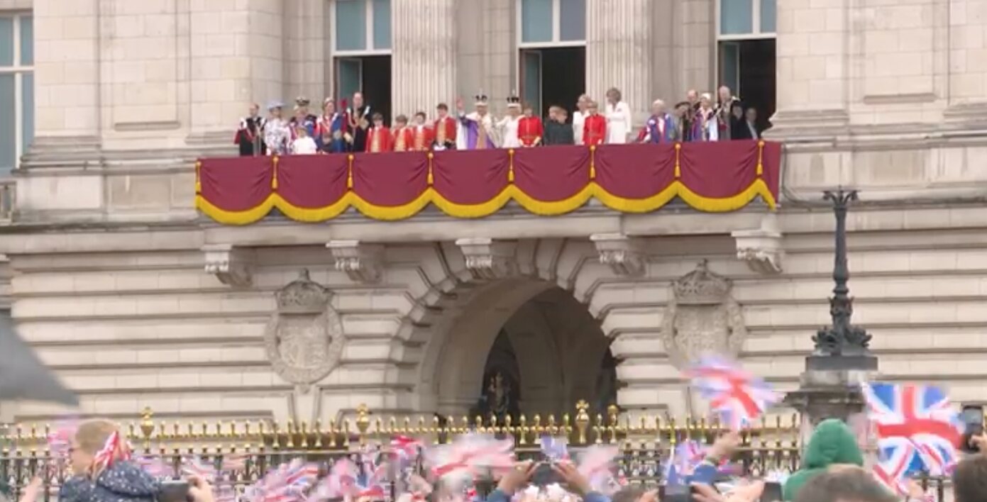 Carlos y Camilla saludando desde el balcón del Palacio de Buckingham junto a los restantes miembros de la Casa Real Británica