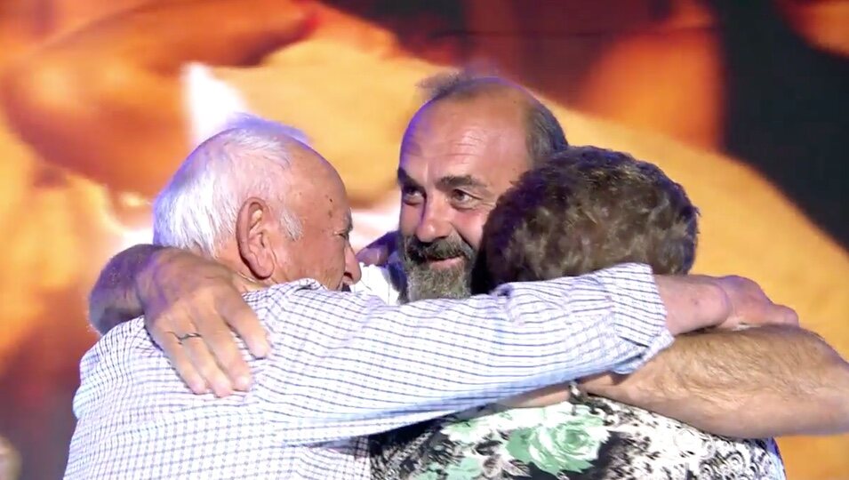 Ginés se abraza a sus padres | Foto: telecinco.es