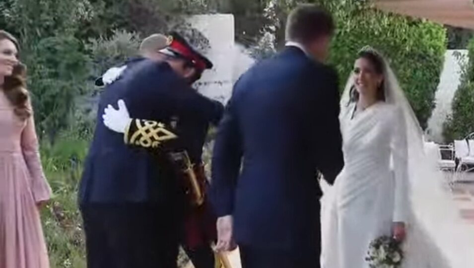 El Príncipe Guillermo abraza a Hussein de Jordania al felicitarle por su boda