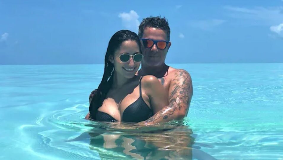 Alejandro Sanz y Rachel Valdés en la playa/ Foto: Instagram