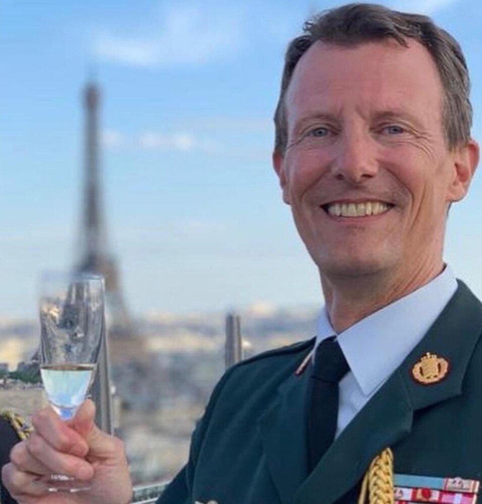 Joaquín de Dinamarca con la Torre Eiffel al fondo