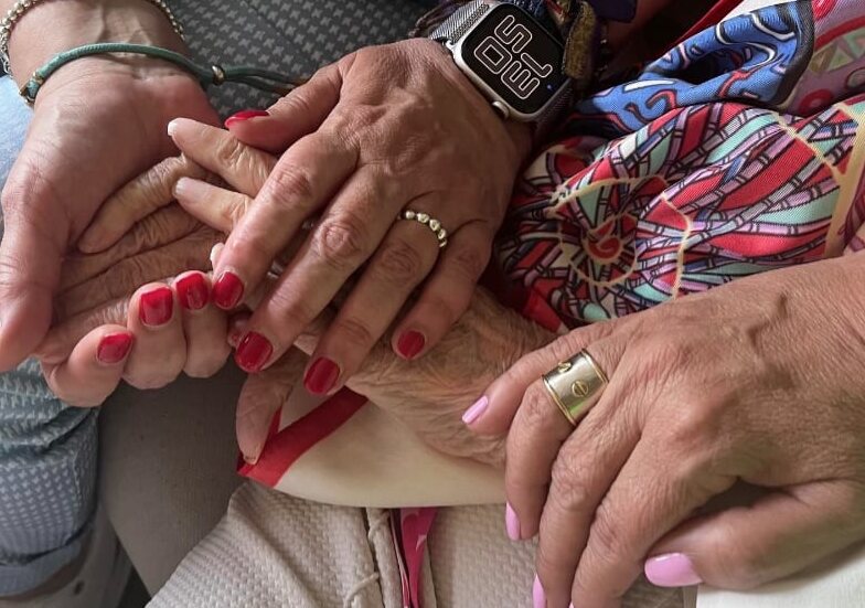 Las manos entrelazadas de María Teresa Campos, Terelu y Carmen Borrego/ Foto: Instagram