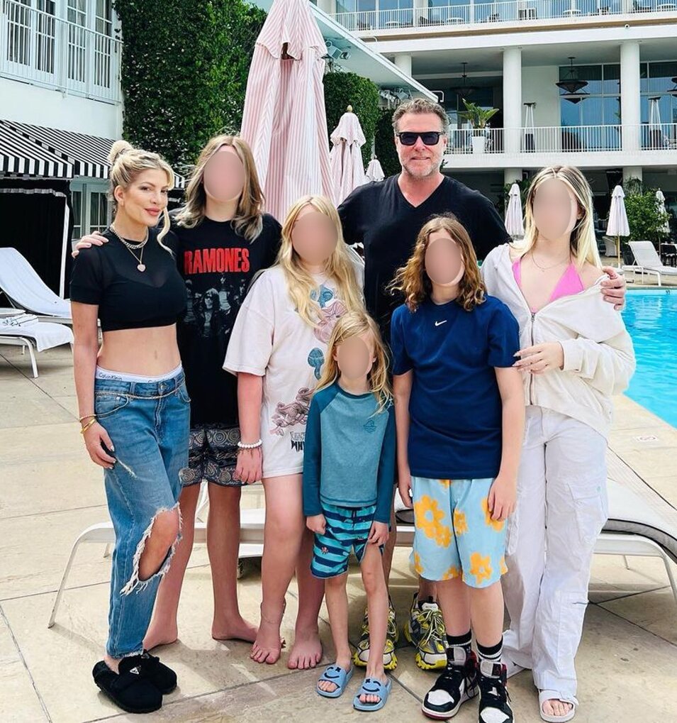 Tori Spelling y Dean McDermott junto a sus hijos haciendo planes cuando ya estarían divorciados | Foto: Redes sociales