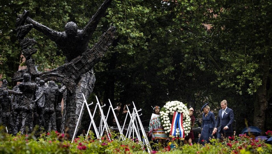 Los Reyes Guillermo Alejandro y Máxima de Países Bajos en la ofrenda floral por la Conmemoración Nacional del Pasado Esclavista