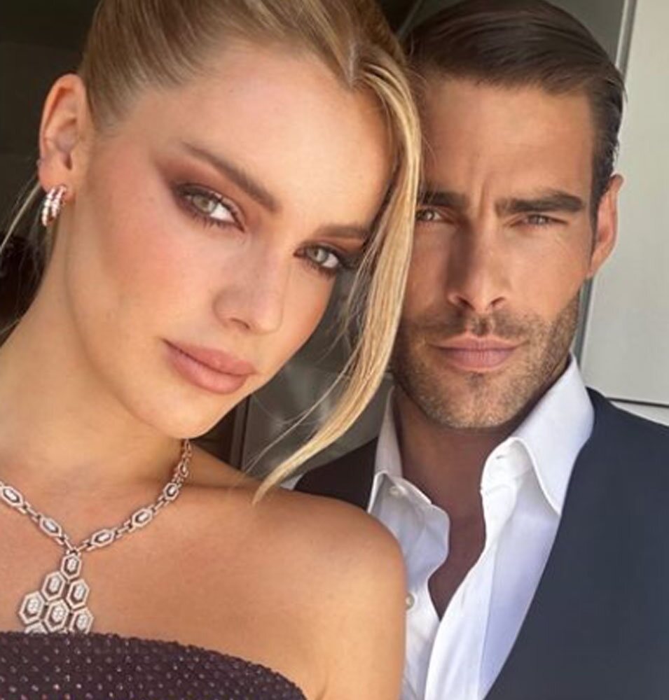 Alejandra Onieva y Jon Kortajarena con el look que llevaron en la boda de Tamara Falcó e Íñigo Onieva