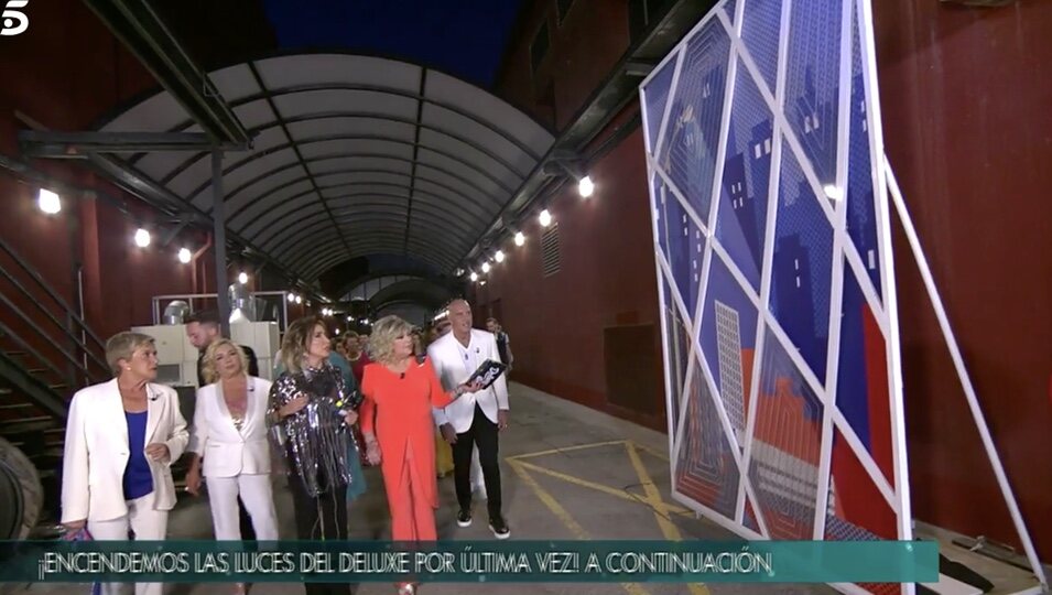 Colaboradores y presentadoras ven el decorado desmontado | Foto: telecinco.es