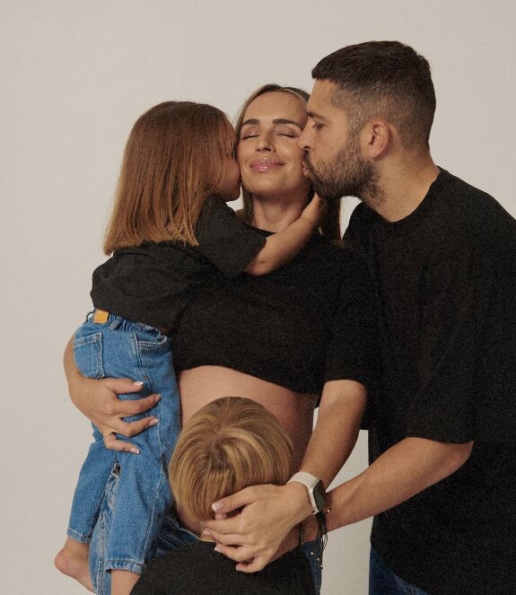 Jordi Alba y Romarey Ventura con sus hijos Piero y Bruna/ Foto: Instagram