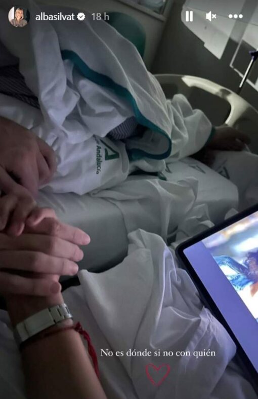 Alba Silva comparte una foto con Sergio Rico desde el hospital