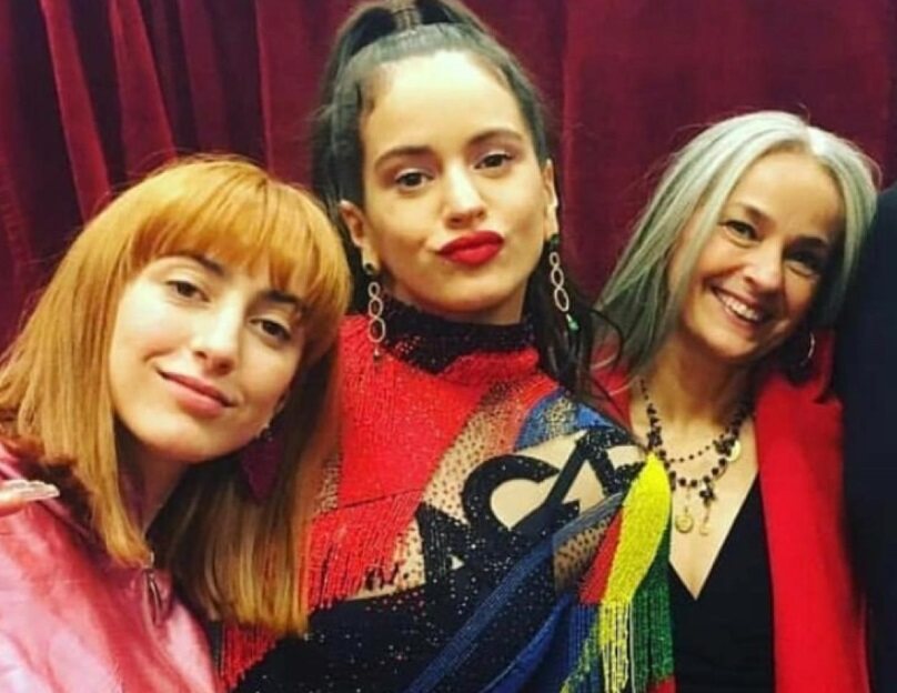 Rosalía con su madre y su hermana Pili/ Foto: Instagram