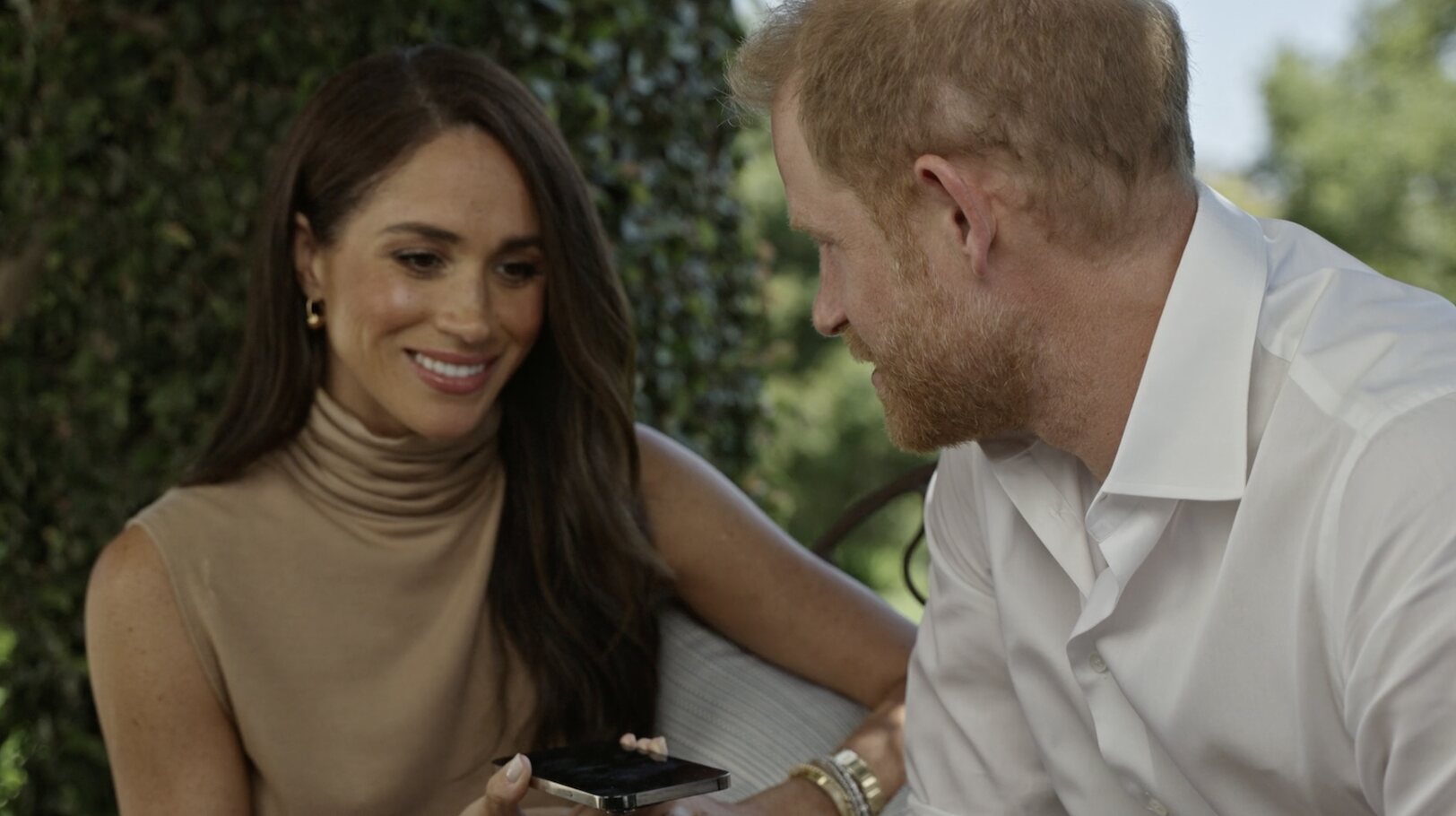 El Príncipe Harry y Meghan Markle hablando por teléfono/ Foto: RTYPF