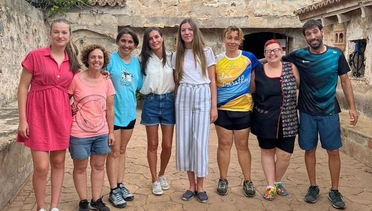 La Reina Letizia y sus hijas, la Princesa Leonor y la Infanta Sofía, en su visita sorpresa a una granja escuela | Foto: Instagram