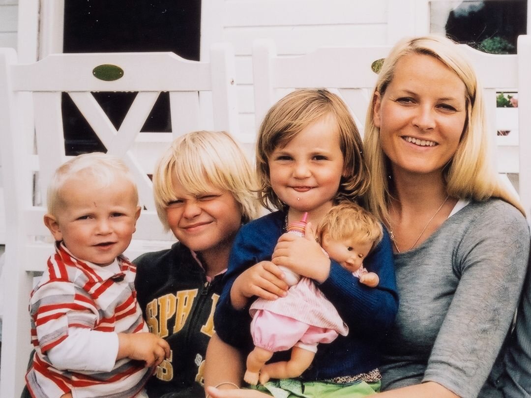 Mette-Marit con sus hijos cuando era niños | Foto: La Corte Real y NTB