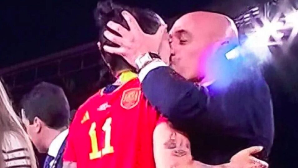 El beso de Luis Rubiales a Jenni Hermoso | Foto: rtve