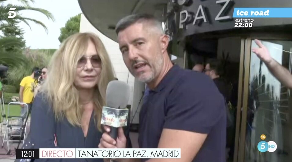 Belén Rodríguez en la capilla ardiente de María Teresa Campos