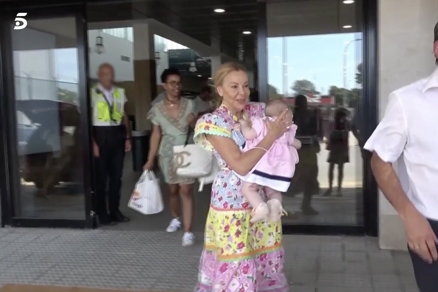 Ana Obregón llegando de sus vacaciones con su nieta/ Foto: telecinco.es