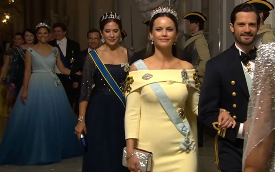 Carlos Felipe y Sofia de Suecia, Mary de Dinamarca y Victoria de Suecia llegando a la cena por el Jubileo de Carlos Gustavo de Suecia