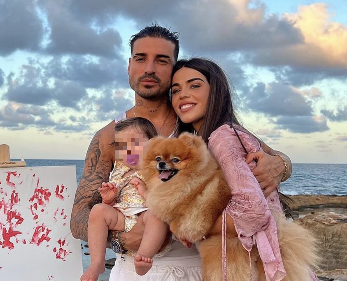 Violeta Mangriñán y Fabio Colloricchio con su perrita y su hija/ Foto: Instagram