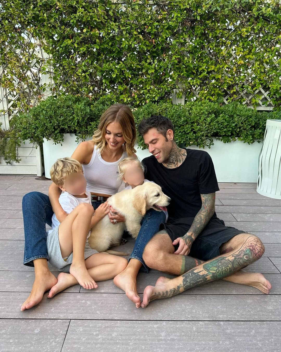 Chiara y Fedez junto a sus dos hijos, Leo y Vittoria, y su nueva mascota, Paloma | Foto: Instagram