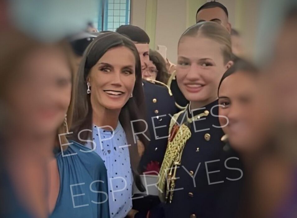 La Reina Letizia y la Princesa Leonor con familiares y cadetes tras la Jura de Bandera