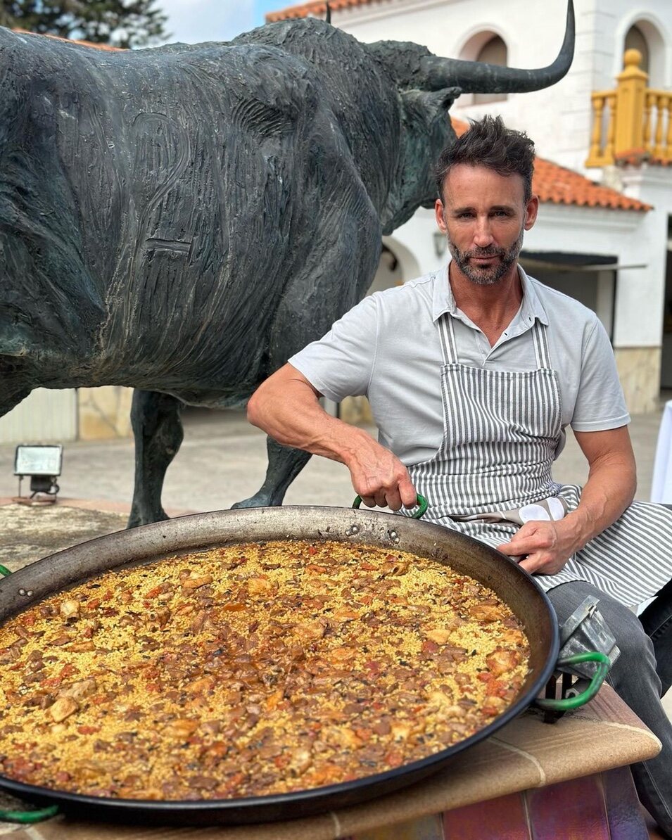 Escassi con la paella que ha cocinado | Instagram