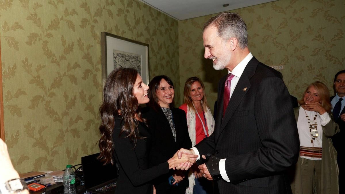 Los Reyes Felipe y Letizia recrean su famoso saludo 20 años después | Foto: Casa de S.M. el Rey