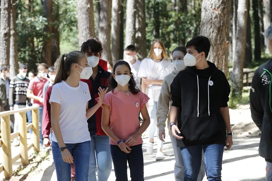 La Princesa Leonor hablando con unos jóvenes en el acto 'Un árbol por Europa'